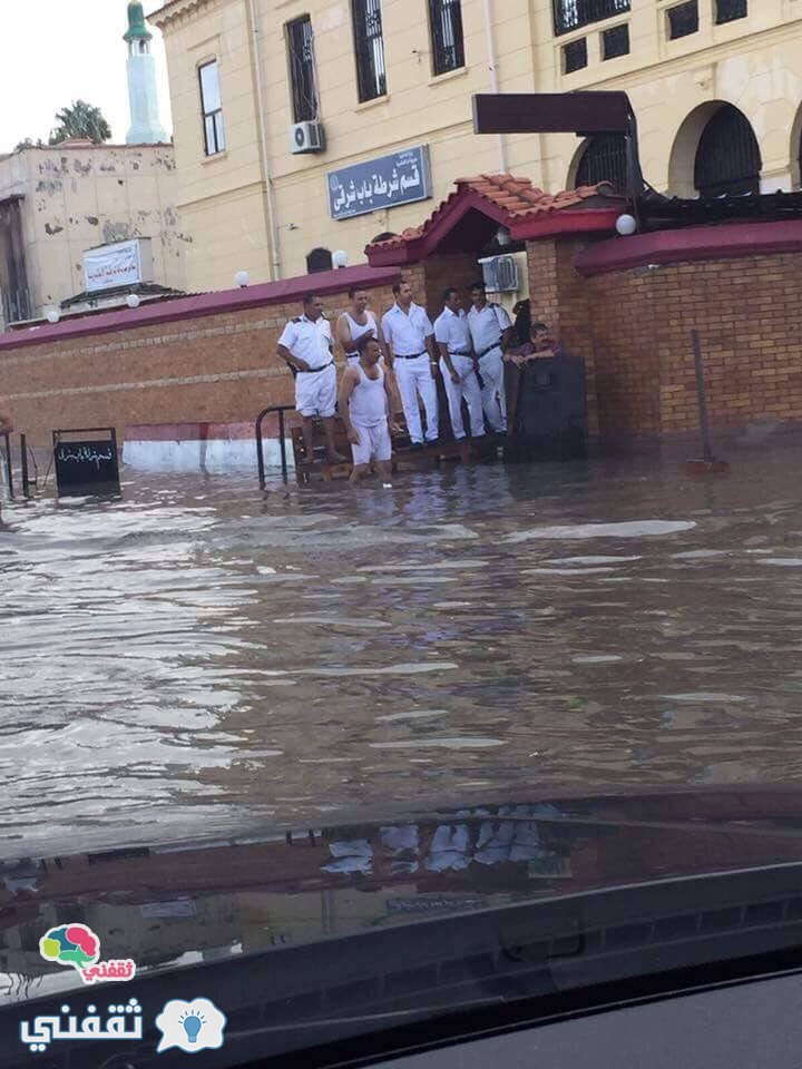 بالصور.. الأمطار تُحاصر قسم شرطة بالإسكندرية.. وأفراده يخلعون أحذيتهم لمواجهة المياه