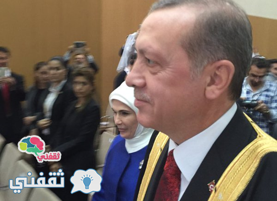 بالصور : لأول مرة أردوغان يرتدي زيًا عربي ويرفع إشارة رابعة بقطر