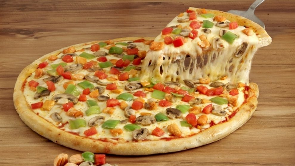 طريقة عمل عجينة البيتزا وأسرار المطاعم في إعدادها بالمذاق المرغوب فيه