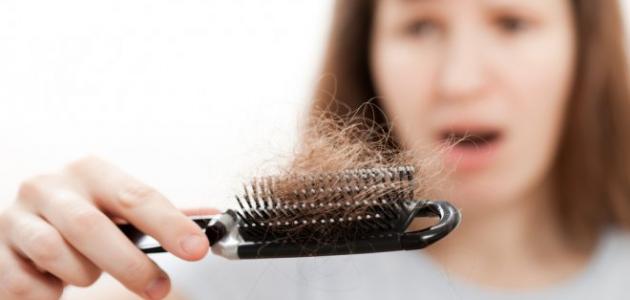 طرق التخلص من تساقط الشعر ووصفات طبيعية لزيادة كثافته