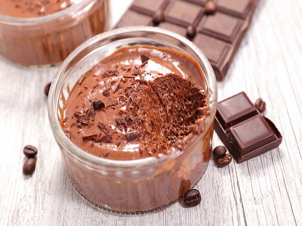 موس الشوكولاتة واحدة من وصفات الحلويات الباردة الصيفية المنعشة