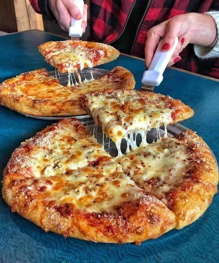 طريقة عجينة بيتزا هت الإيطالية محشية الأطراف جبنة في 10 دقائق
