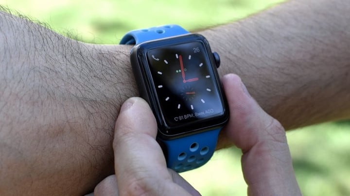 ساعة آبل الذكية والفرق بين ساعة Apple Watch SE وساعة Fitbit Versa 3