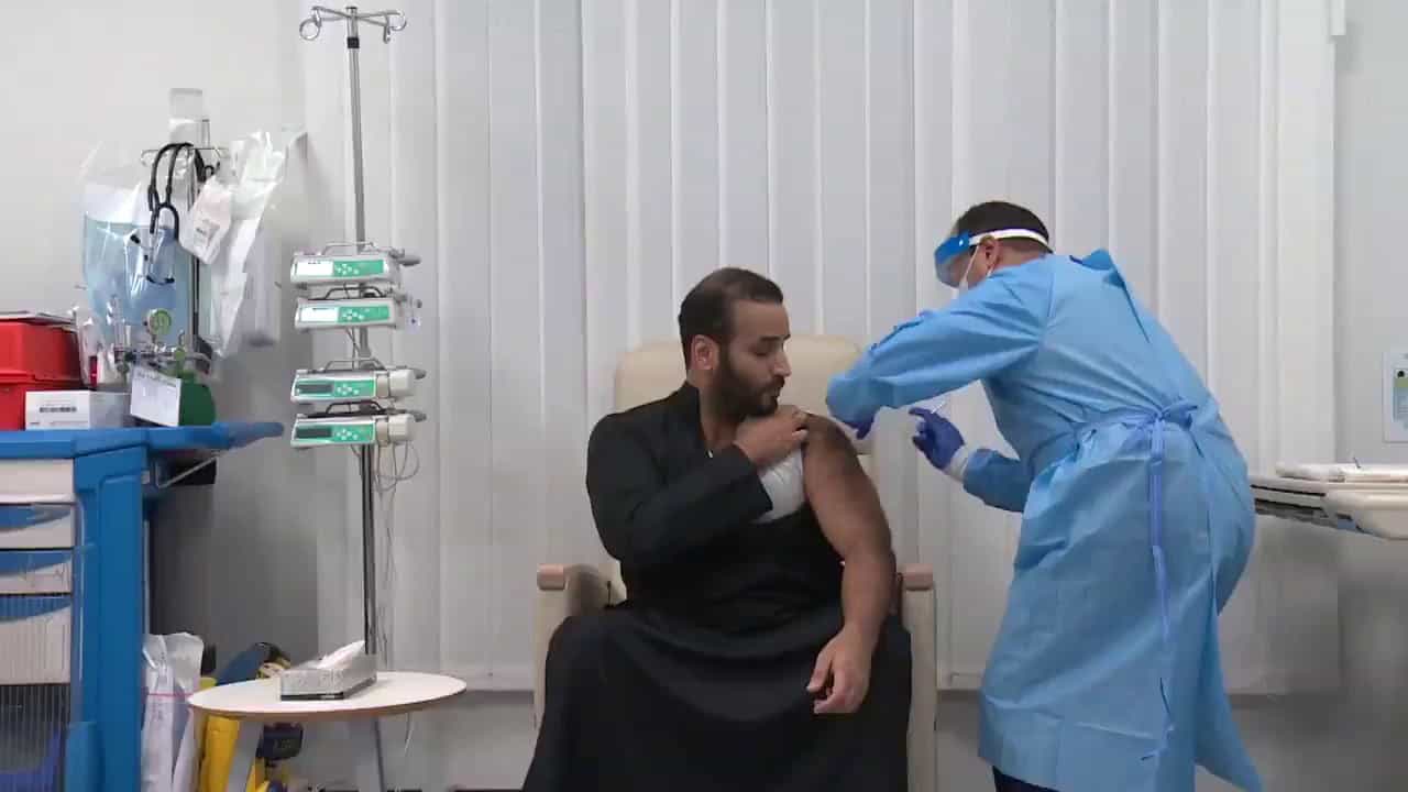 الأمير محمد بن سلمان يتلقى الجرعة الأولى من اللقاح و رسالة من وزير الصحة