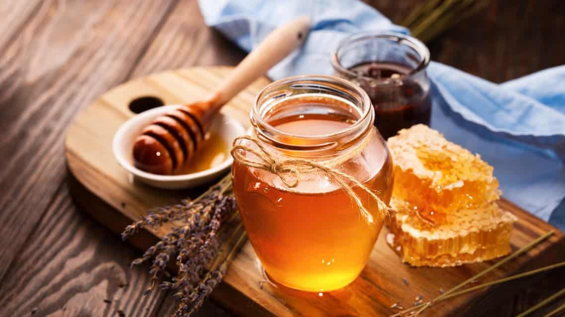 فوائد العسل على الريق.. ملعقة صغيرة كل صباح لشباب دائم وفوائد أخرى لن تتخيلها