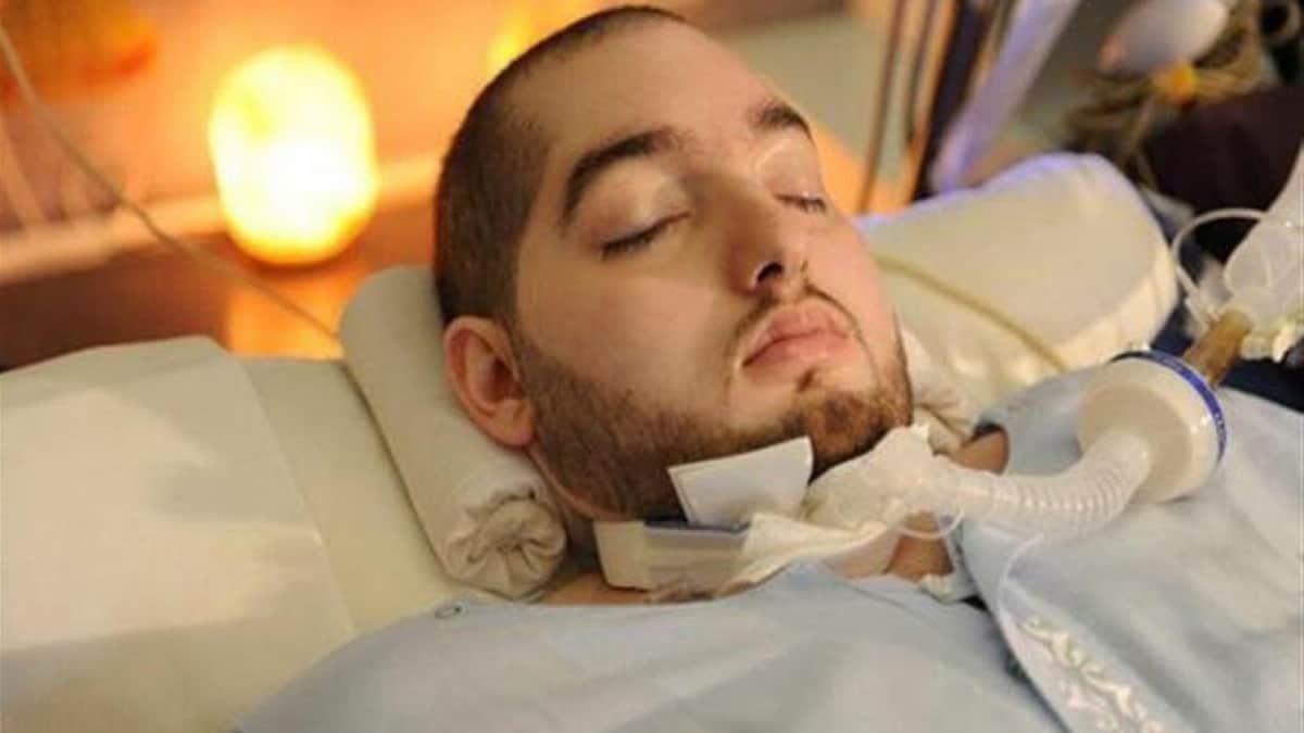 الأمير الوليد بن خالد بن طلال  يحرك يديه بعد غيبوبة 15 عام