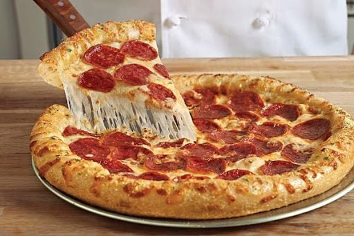 شرح طريقة عمل البيتزا في المنزل كما تقدم في المطاعم بالجبنة الموتزاريلا