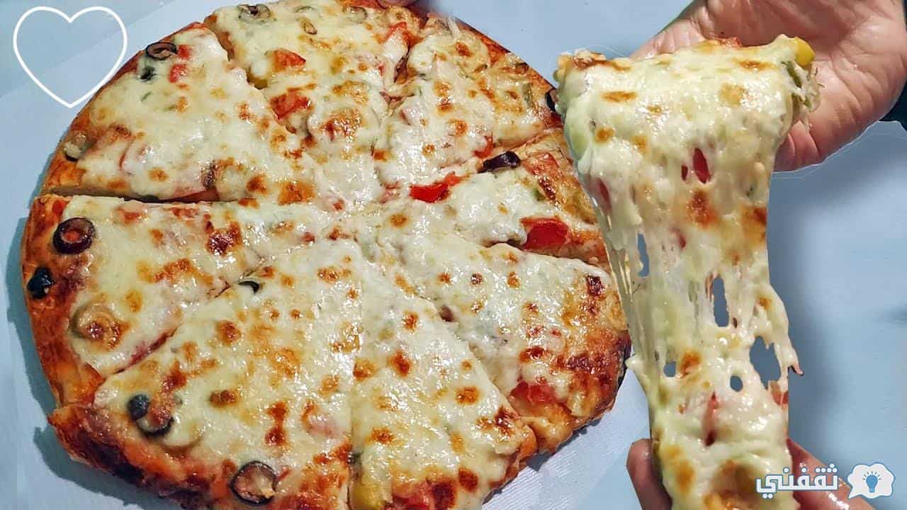 بيتزا المحلات بطريقة سهلة وبعحينة هشة وطرية والجبنه مطاطية ولذيذة