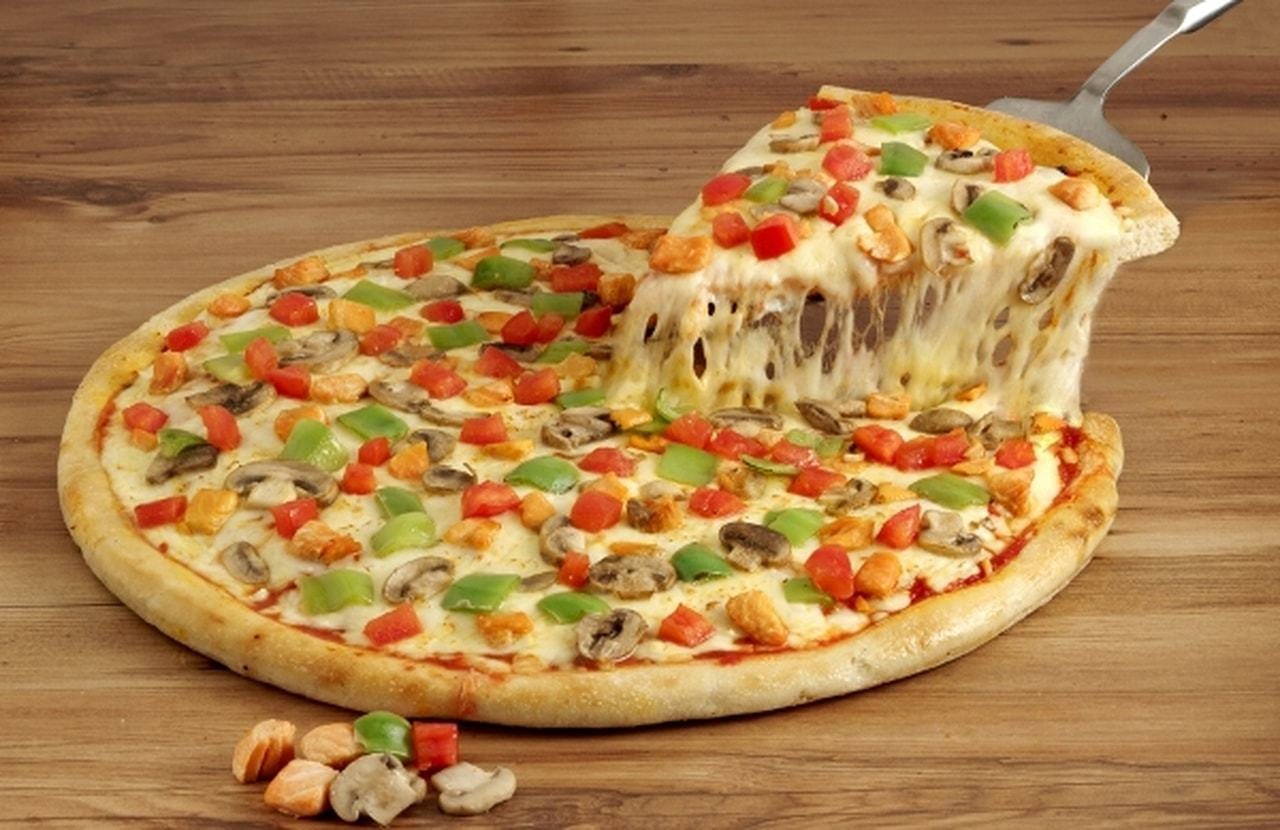 طريقة عمل البيتزا بطعمها اللذيذ وبمهارة في المنزل وبطريقة جديدة