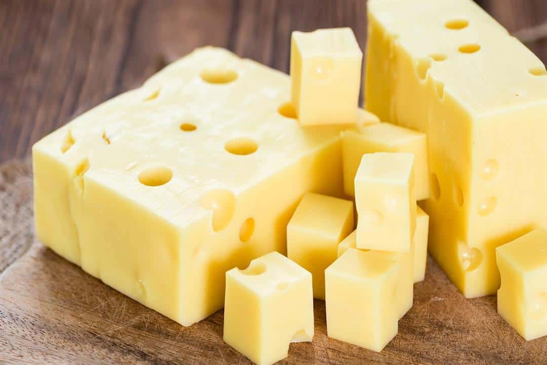 مخاطر الإفراط بتناول الجبن الرومي وطريقة تناوله دون التعرض للخطر