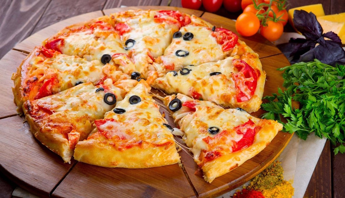 أسهل طريقة لعمل البيتزا في المنزل مثل طعم محلات البيتزا الشهيرة