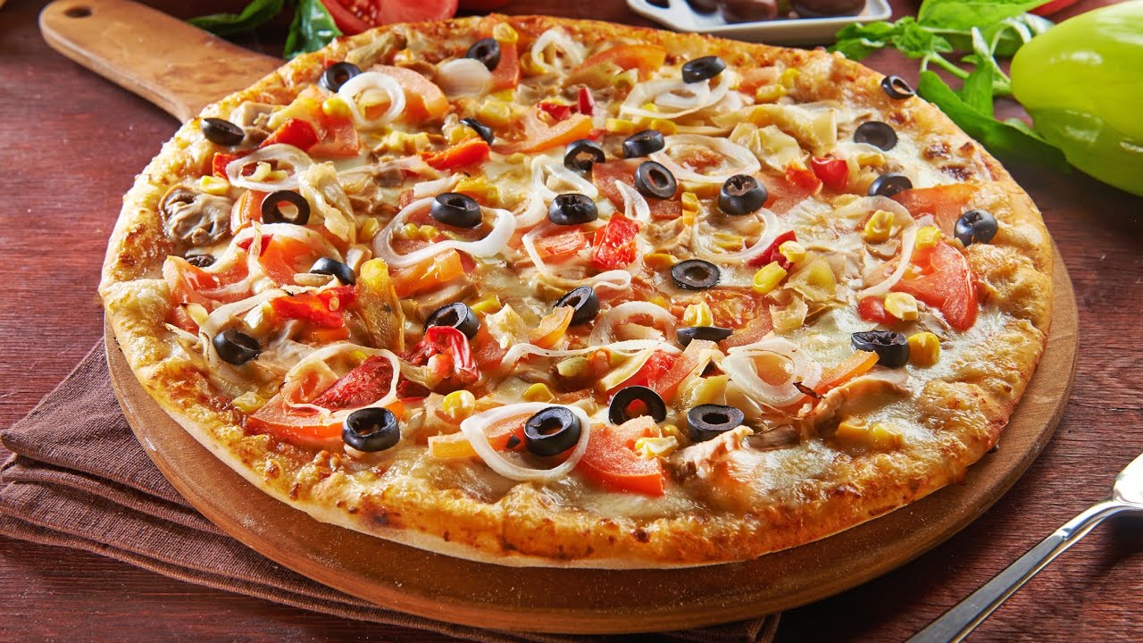 طريقة عمل عجينة البيتزا الإيطالية الشهية بمكونات سهلة وبسيطة