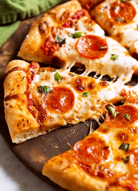 أسرار بيتزا مطاعم عجينة طرية من جوه وأطراف مقرمشة وسر الجبنة المطاطة في بيتزا