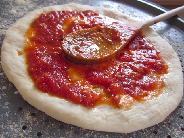 اسرار عجينة البيتزا الايطالية هشه وقطنية بأقل المكونات في منزلك جربيها بنفسك