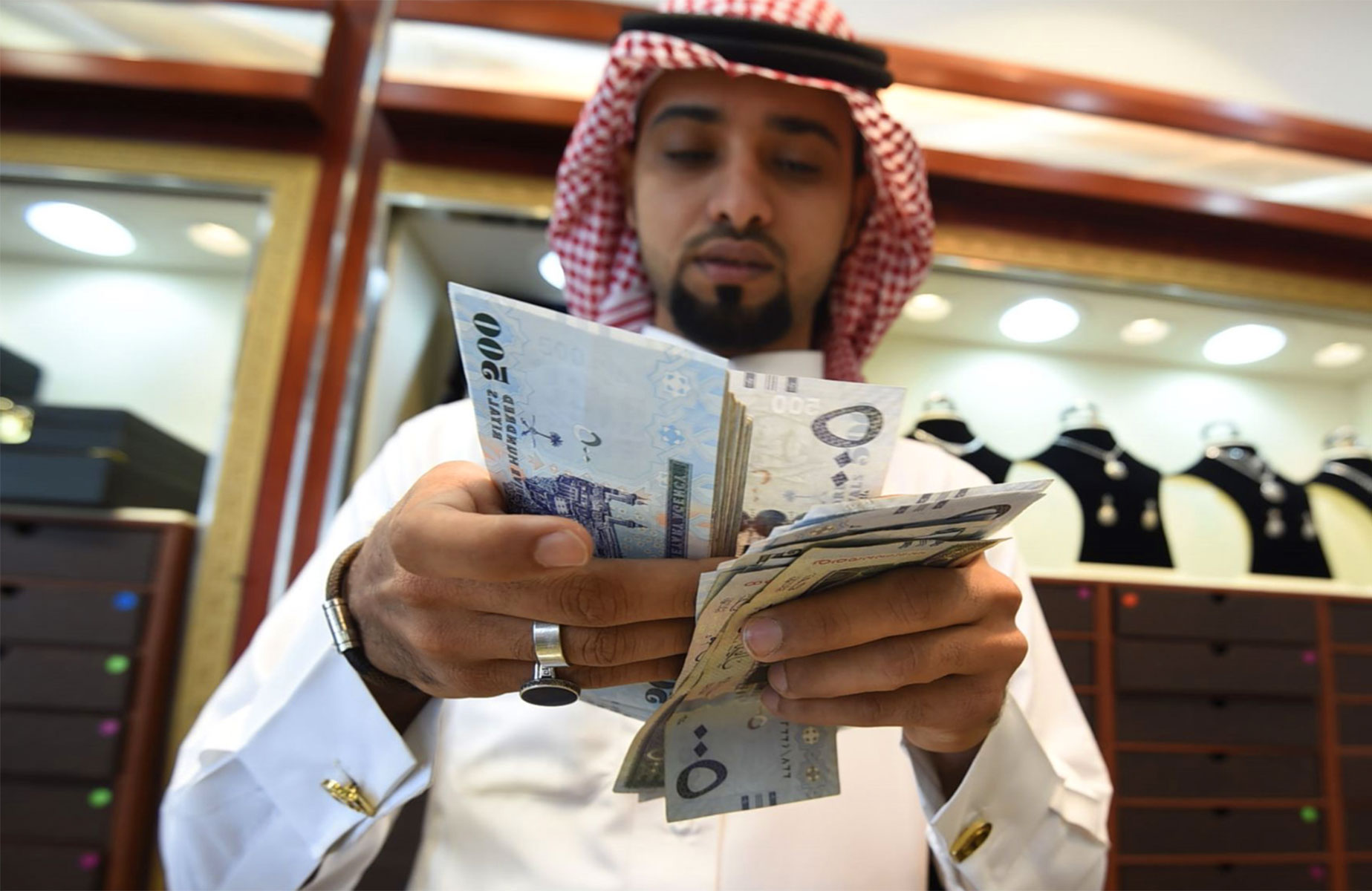 تمويل شخصي من بنك البلاد 1443 يصل إلي 2 مليون ريال سعودي فترة سداد مرينة بدون كفيل بالمملكة