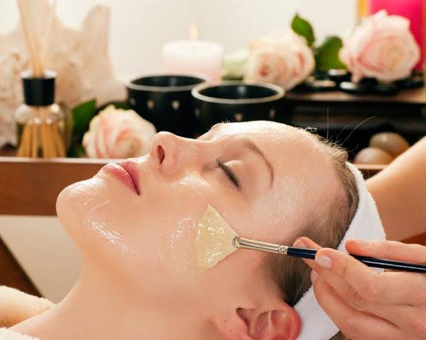 طرق استخدام العسل لإزالة شعر الوجه بسهولة