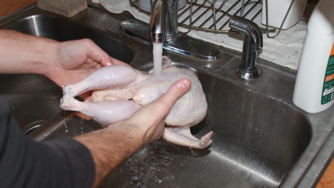 كارثة.. الأطباء يحذرون من خطورة غسل الدجاج بهذه الطريقة يسبب التسمم الغذائي !!