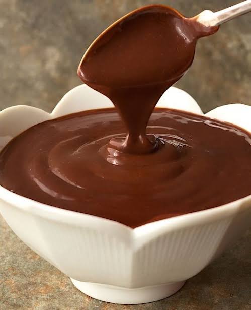 طريقة تحضير صوص الشوكولاته الاقتصادي من المنزل لتزين الحلويات و الكيك