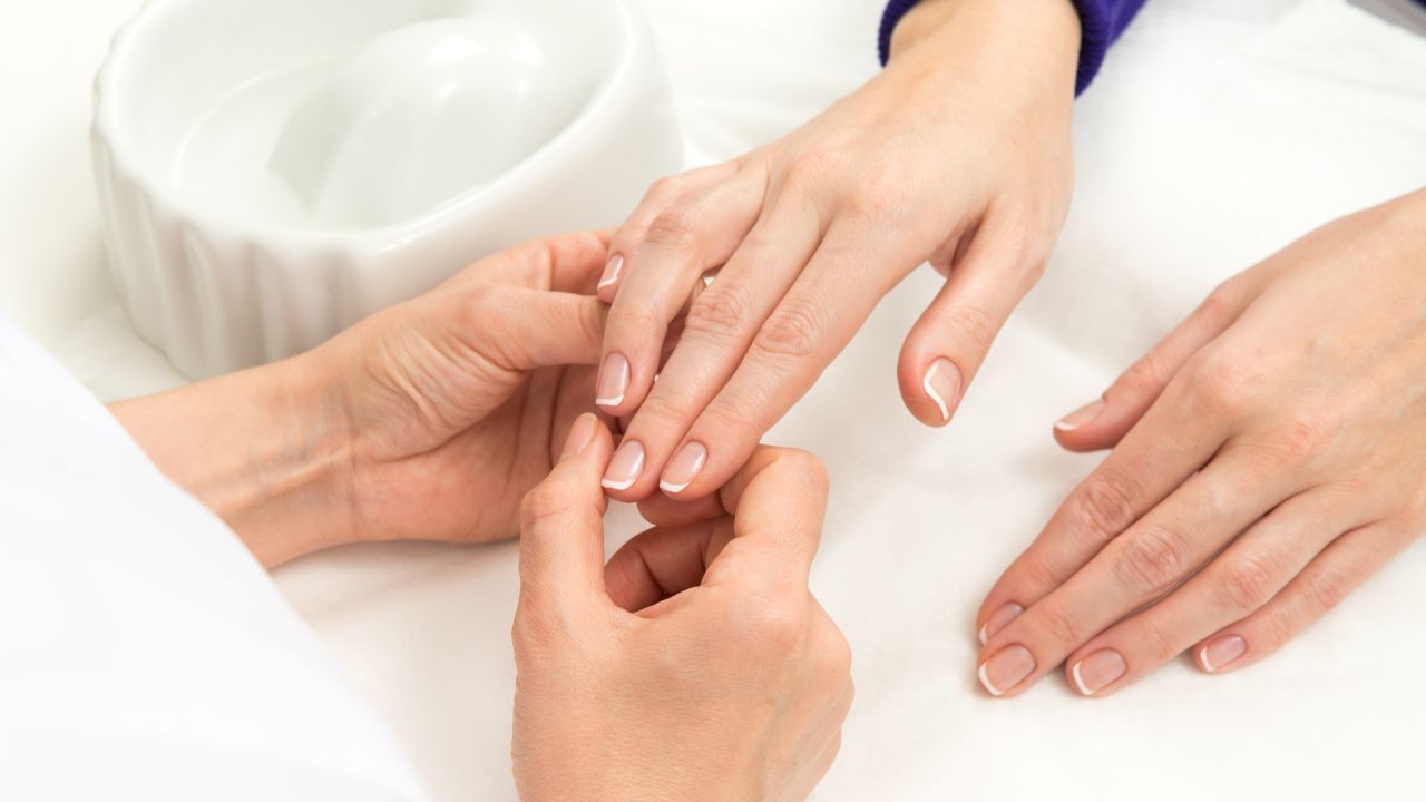 3 وصفات تساعد في تنعيم اليدين بعد تنظيف المواعين بالشتاء