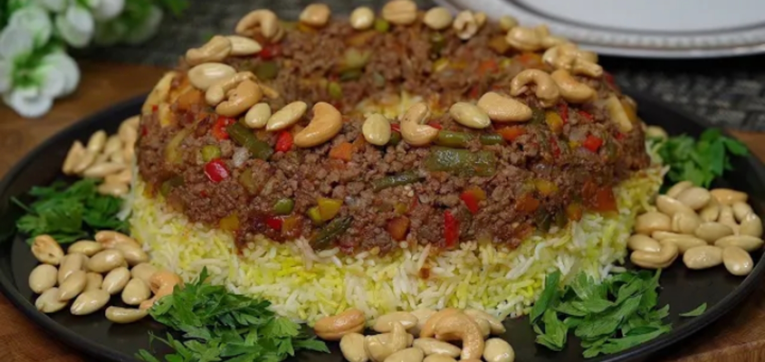 طريقة عمل المقلوبة باللحم المفروم التي يعشقها الملايين من العرب