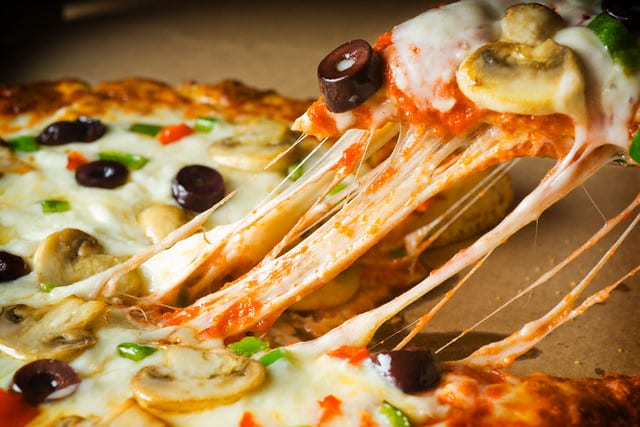 طريقة عمل البيتزا الايطالي الهشة بمجموعة خطوات لا تستغرق وقت كبير