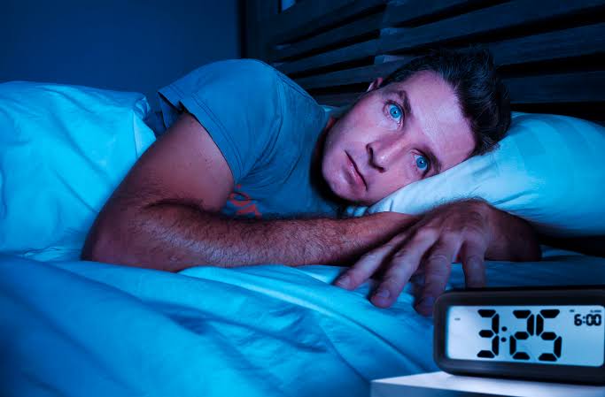 هل تعاني من التوتر والقلق إتبع هذه الحيل الغريبة والفعالة التي تساعد على النوم خلال 3 دقائق