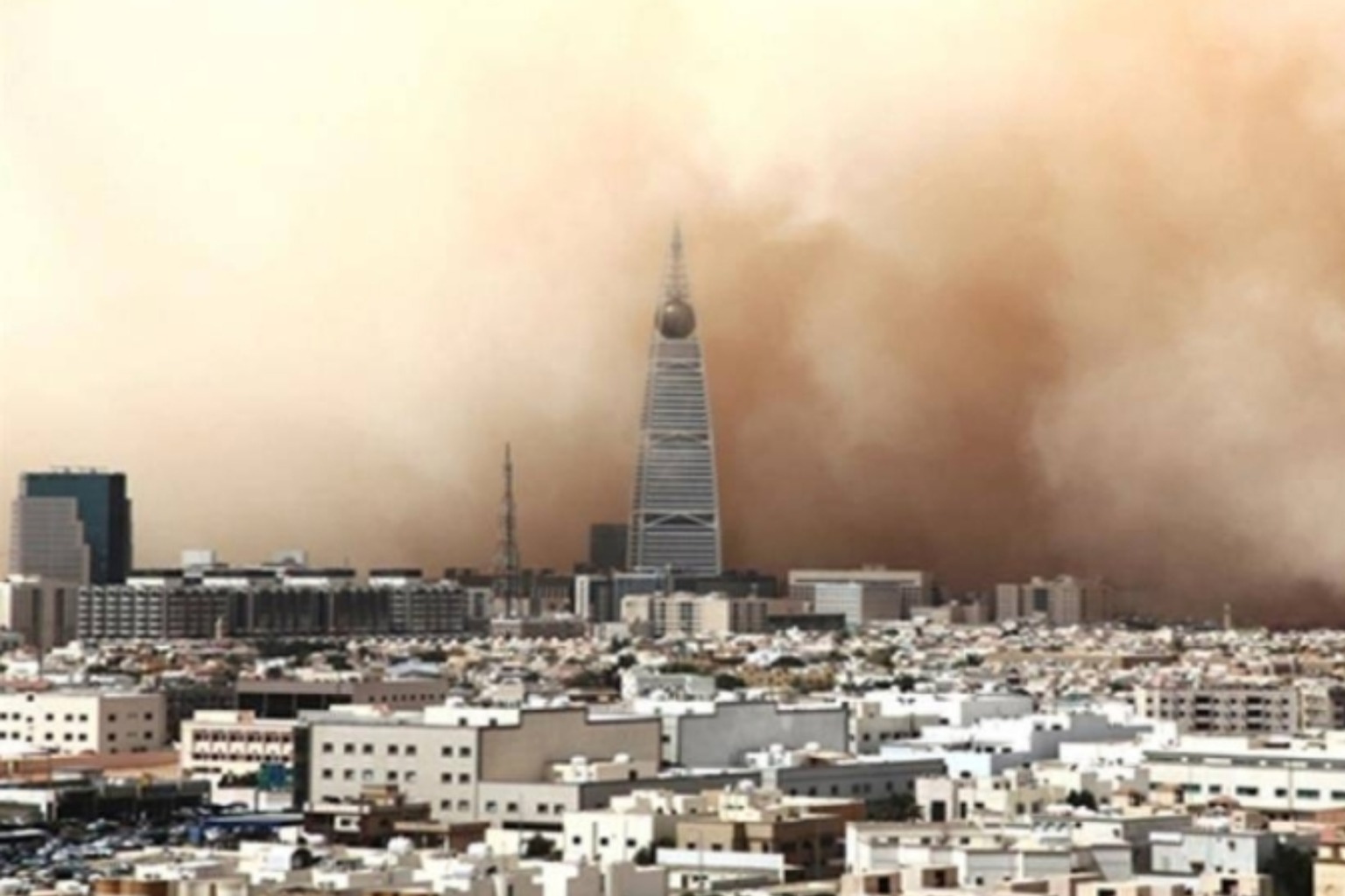 بيان عاجل من الدفاع المدني بشأن العواصف الترابية في السعودية