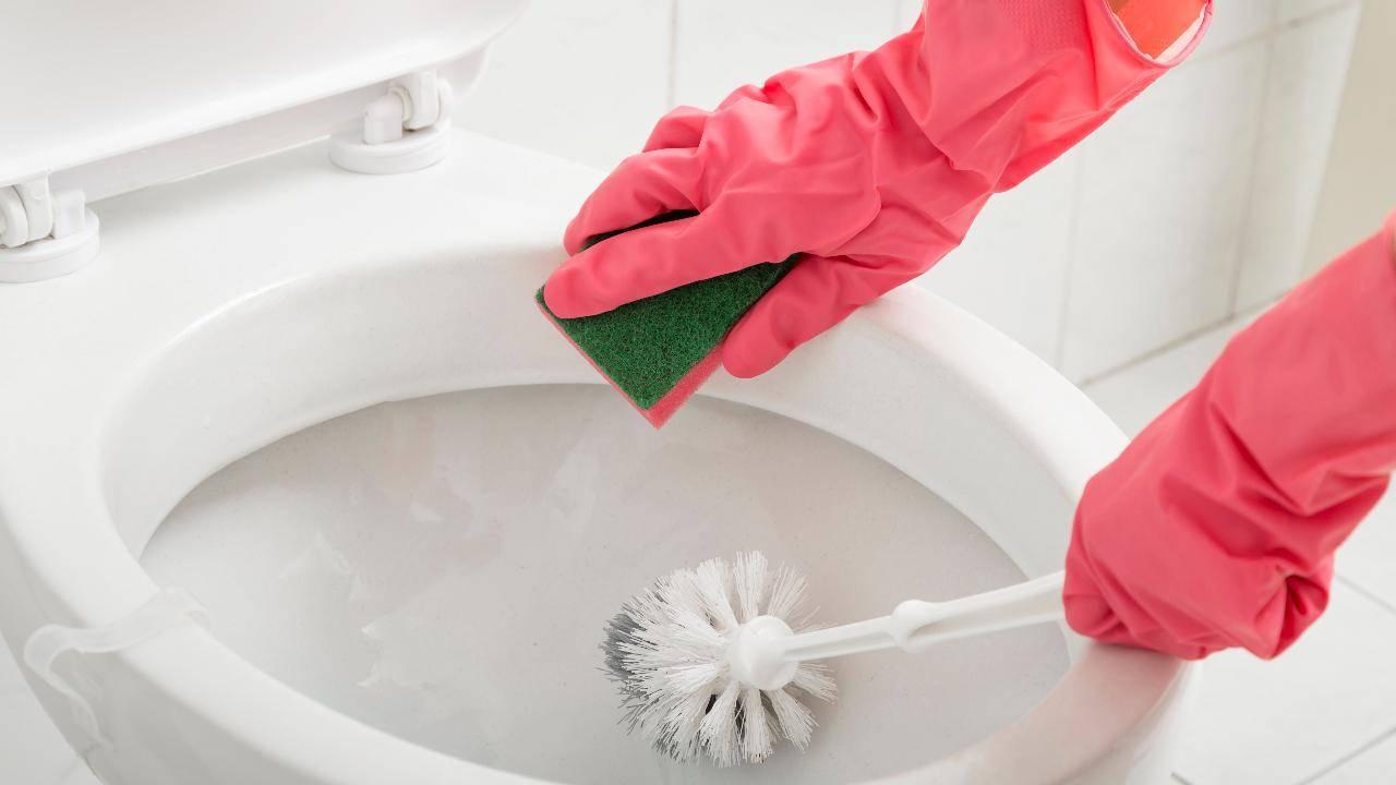تنظيف المرحاض من البقع بوصفة سهلة بدون تعب أو مجهود هينور من تاني