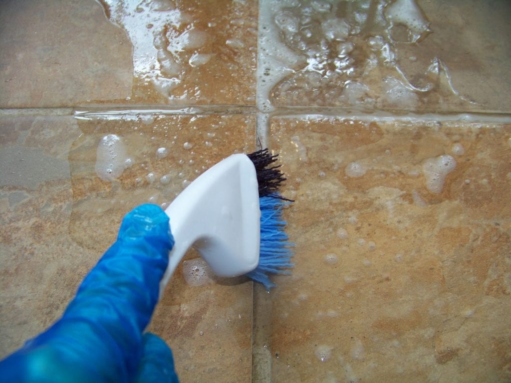 الخلطة الجهنمية لتنظيف سيراميك الحمامات والمطابخ بدون تعب وإعادتة كالجديد