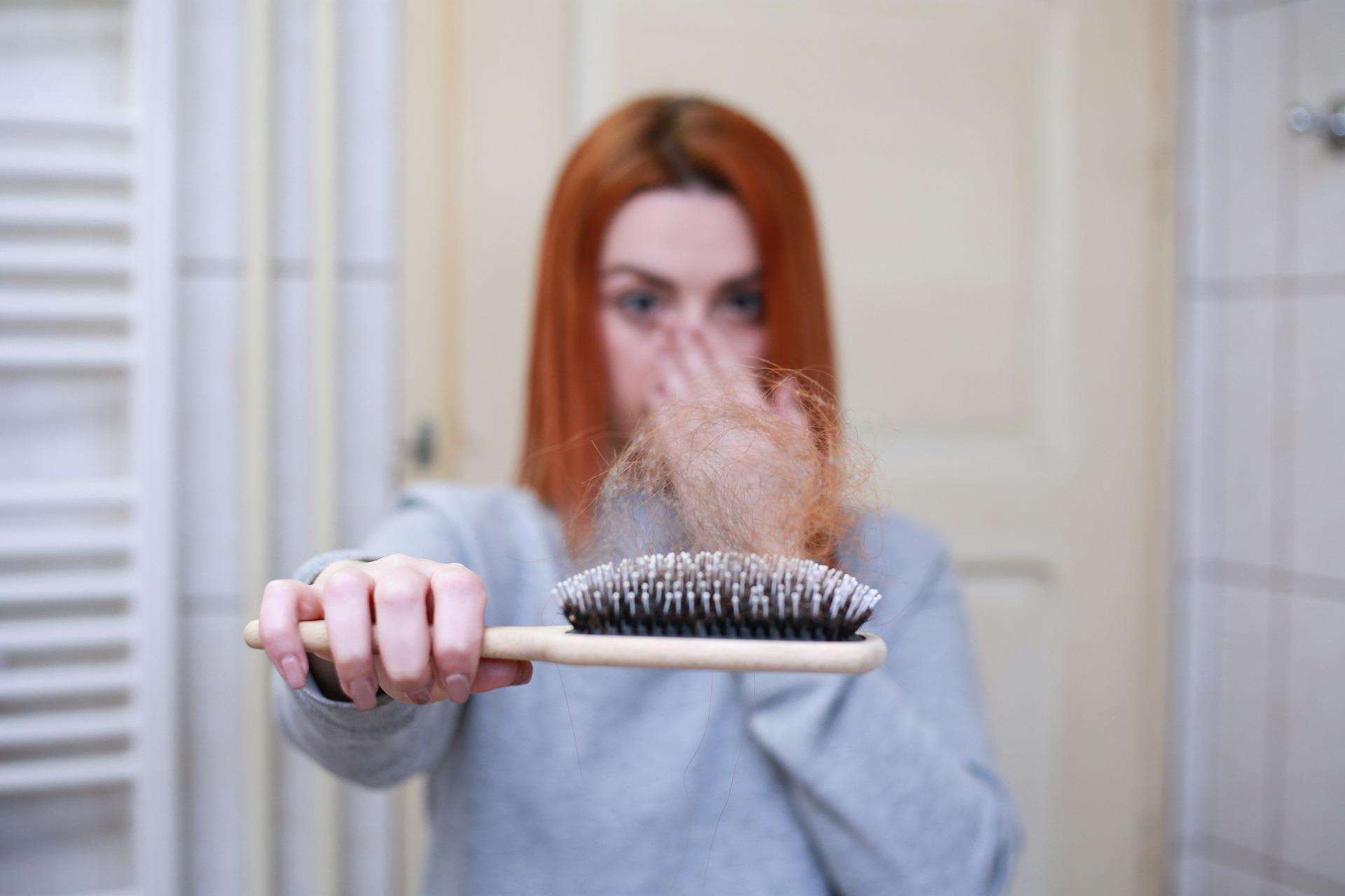 11 سبب رئيسي لتساقط الشعر عند النساء وطرق الوقاية منه