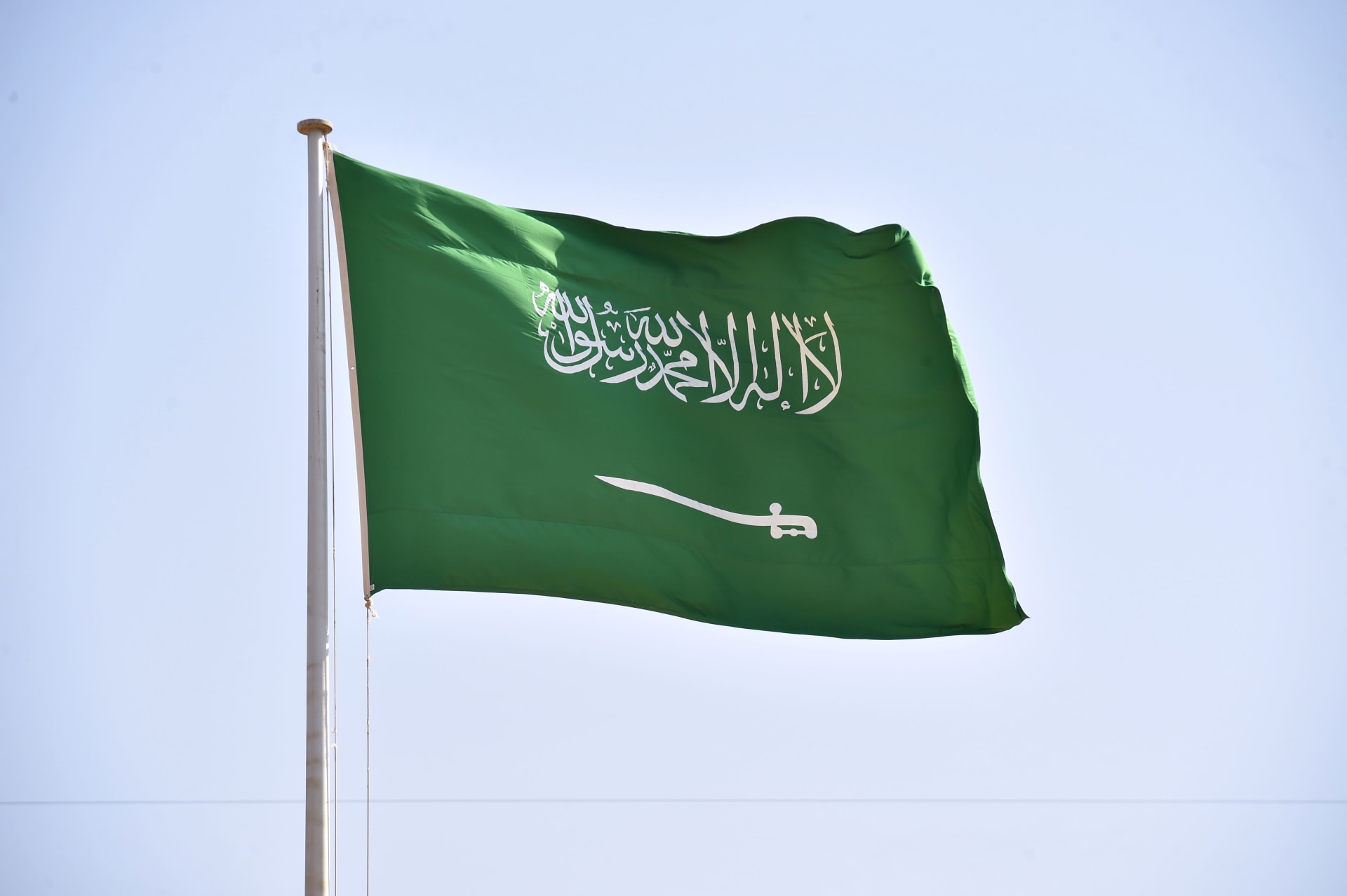 السعودية للكهرباء تعلن عن رقم مجاني للتواصل وتجيب عن إمكانية قطع الخدمة مؤقتًا لحين السداد