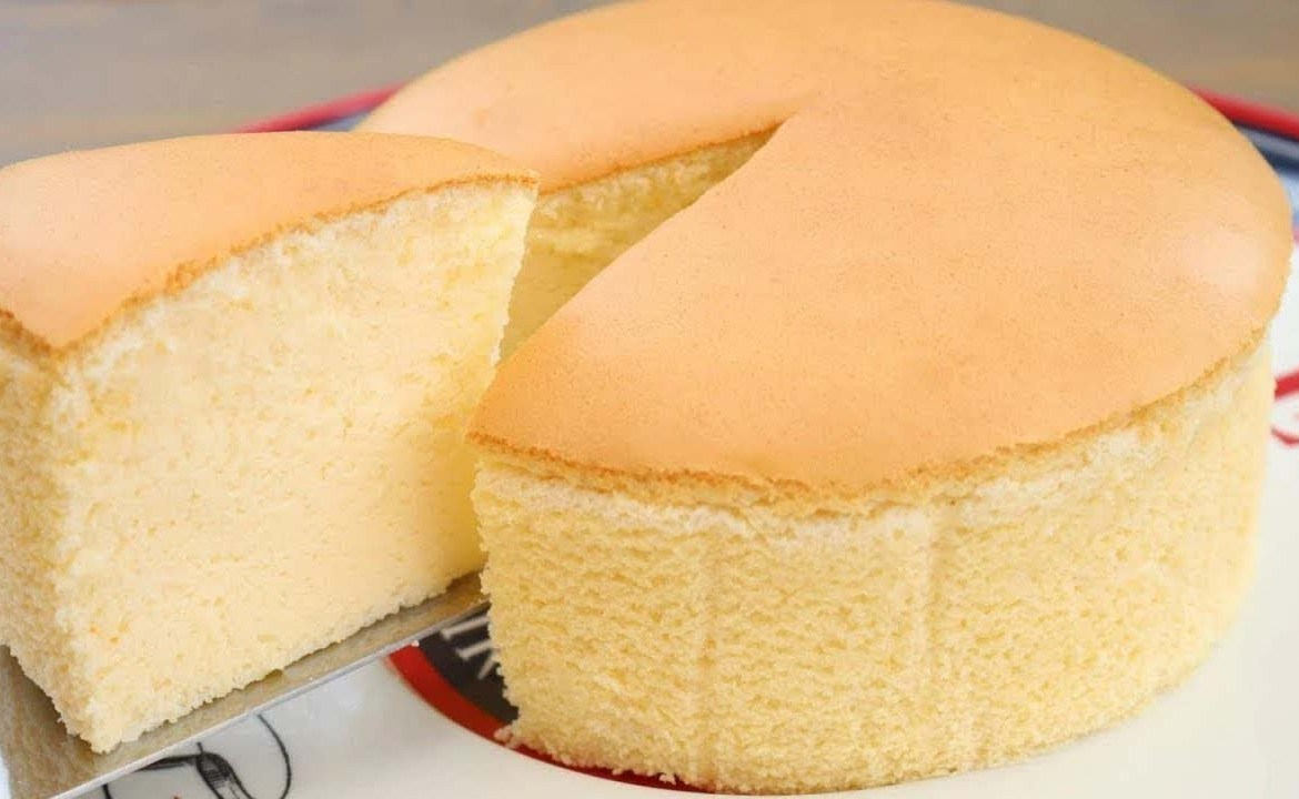 هتطلع هشة وزي المحلات.. طريقة عمل الكيكة الاسفنجية العادية بمقادير سهلة وبسيطة