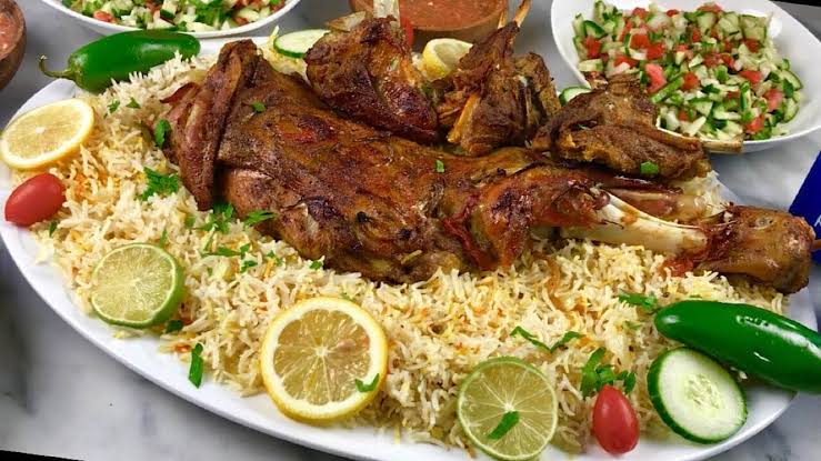 اصبح لطبخة الحنيز  السعودي طرق سهلة في التحضير لتجهيز وجبة مشرفة وسط المائدة