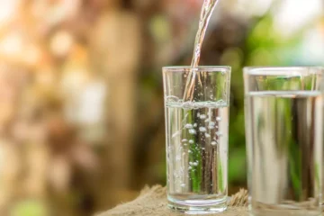 الكمية المناسبة لشرب الماء التي يحتاجها الجسم يومياً
