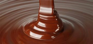تعرف على طريقة عمل صوص الشوكولاتة اللذيذة واستخدامها في تحضير الحلويات