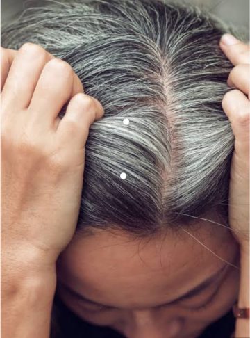 كيف تحول الشعر الابيض الى اسود؟ الوصفة الأكثر استخداما لصبغ شيب الشعر باللون الأسود اللامع