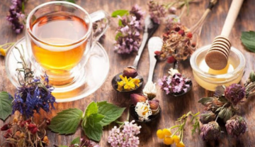 أعشاب توضع مع الشاي لإكسابه نكهات مختلفة وفوائد طبيعية للجسم